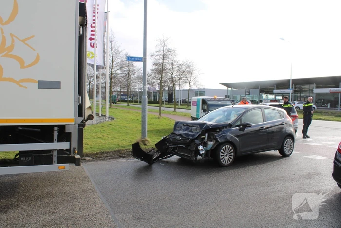 Auto rijdt tegen zijkant van vrachtwagen