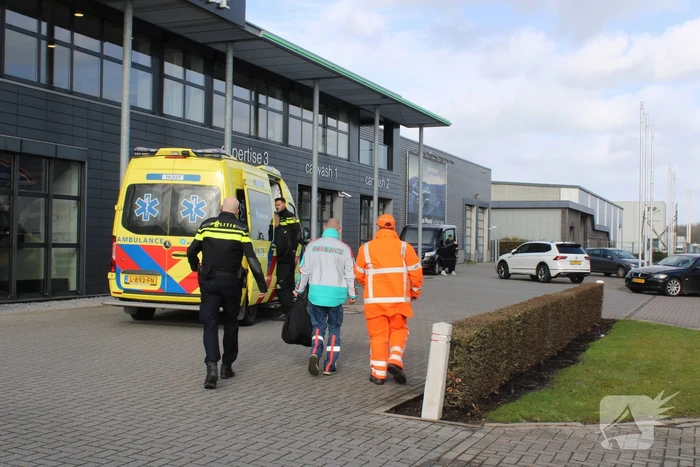 Auto rijdt tegen zijkant van vrachtwagen