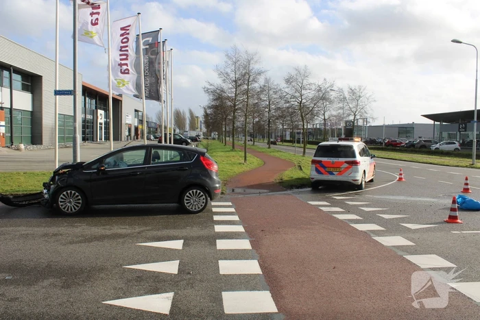 Auto rijdt tegen zijkant van vrachtwagen