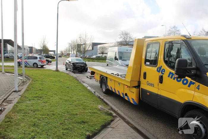 Auto rijdt tegen zijkant van vrachtwagen