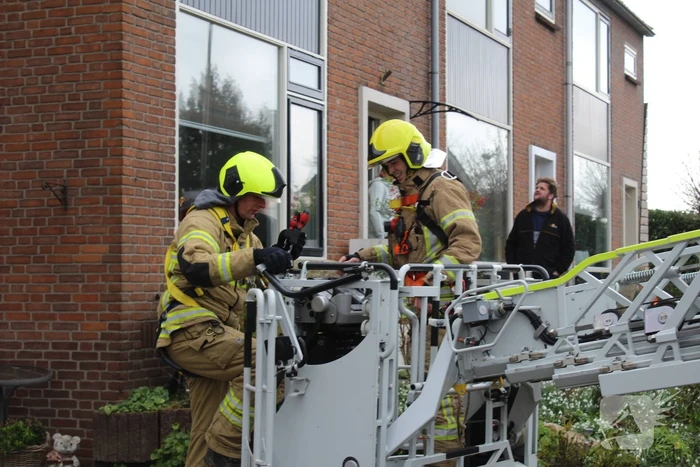 Brandweer stelt rolluik veilig