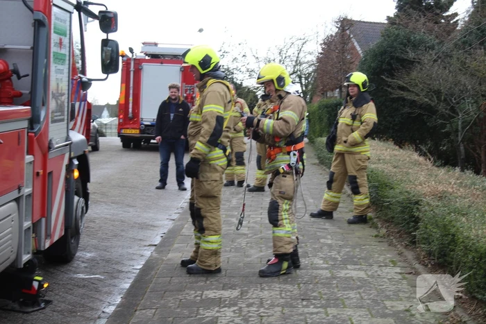 Brandweer stelt rolluik veilig