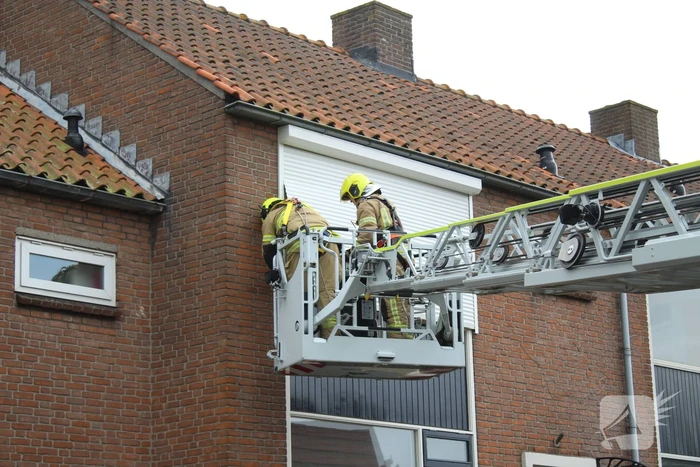 Brandweer stelt rolluik veilig