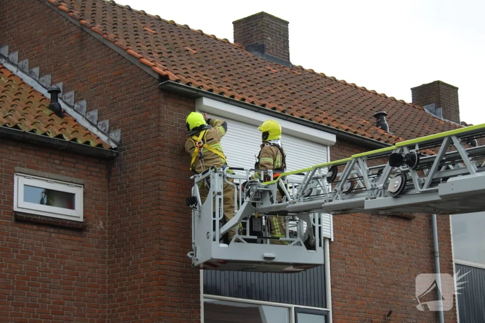 Brandweer stelt rolluik veilig