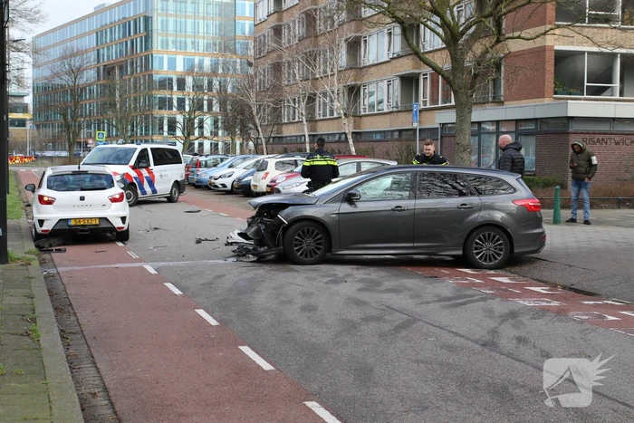 Veel schade na ongeval tussen twee voertuigen