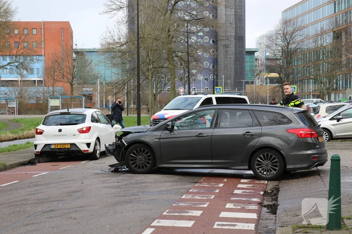 Veel schade na ongeval tussen twee voertuigen