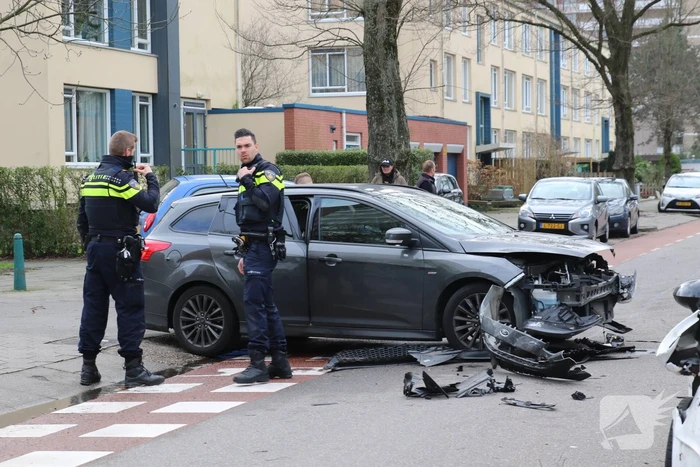 Veel schade na ongeval tussen twee voertuigen