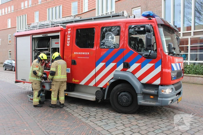 Glasplaten waaien uit pand