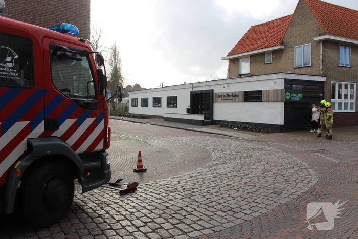 Glasplaten waaien uit pand