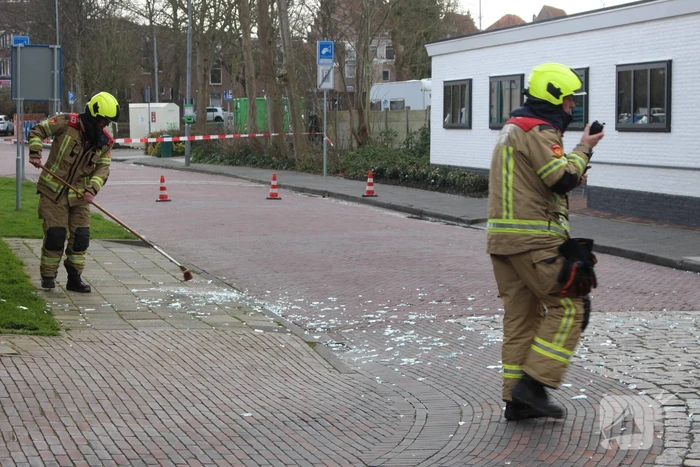 Glasplaten waaien uit pand