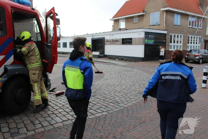 Glasplaten waaien uit pand