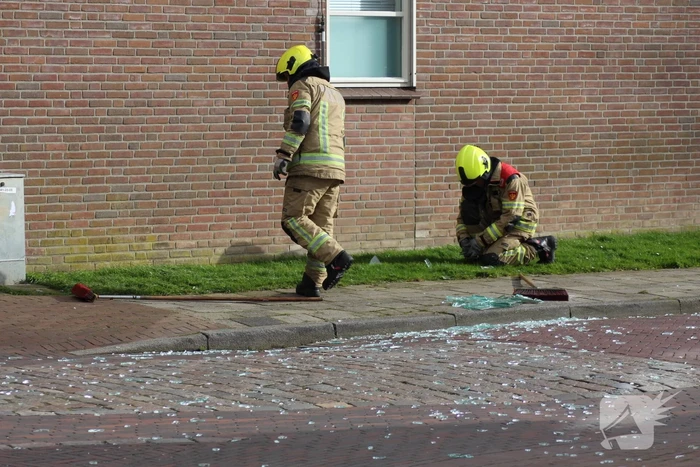 Glasplaten waaien uit pand