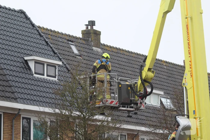 Brandweer zet loszittende dakpannen vast