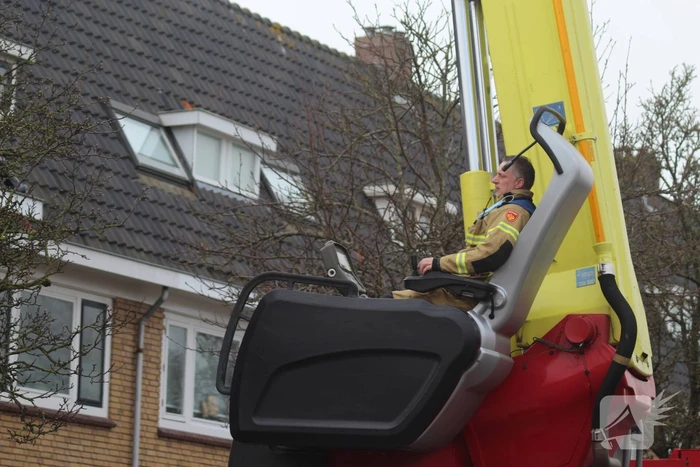 Brandweer zet loszittende dakpannen vast