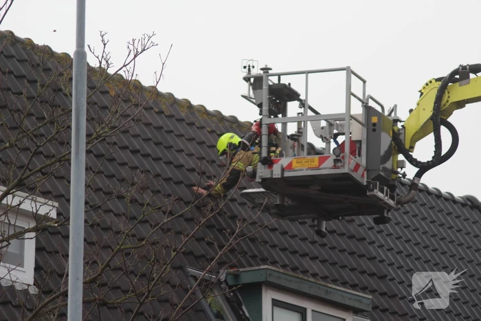 Brandweer zet loszittende dakpannen vast