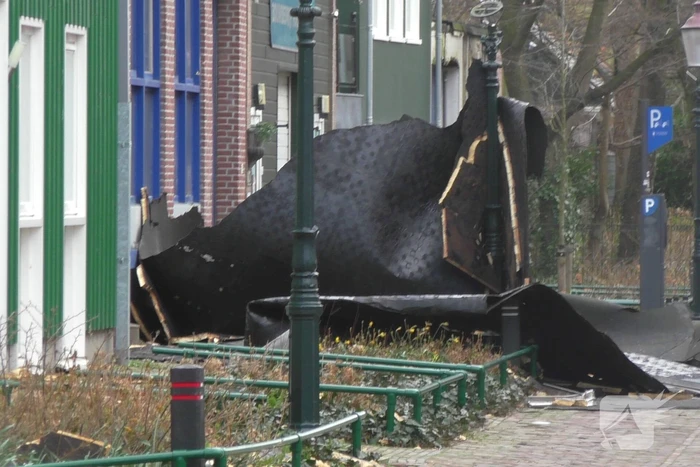 Losgewaaid dak raakte meerdere woningen