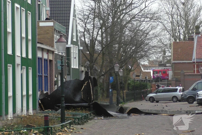 Losgewaaid dak raakte meerdere woningen