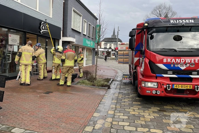 Gevelplaten van winkel laten los door harde wind