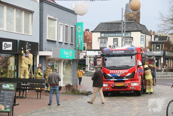 Gevelplaten van winkel laten los door harde wind