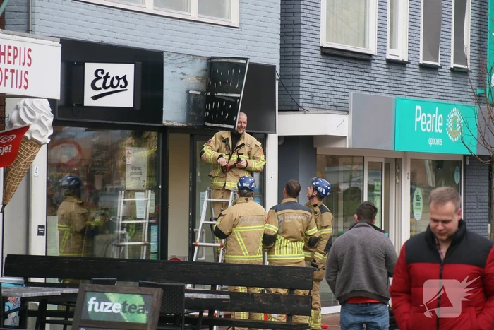 Gevelplaten van winkel laten los door harde wind