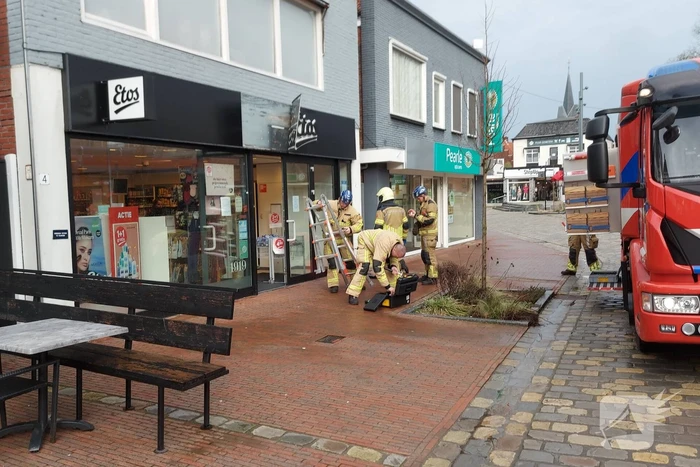 Gevelplaten van winkel laten los door harde wind