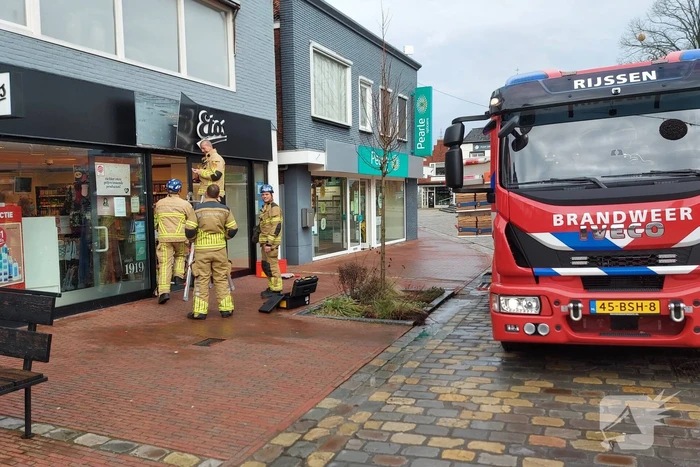 Gevelplaten van winkel laten los door harde wind