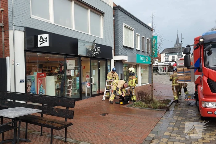 Gevelplaten van winkel laten los door harde wind