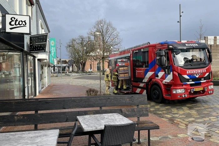 Gevelplaten van winkel laten los door harde wind