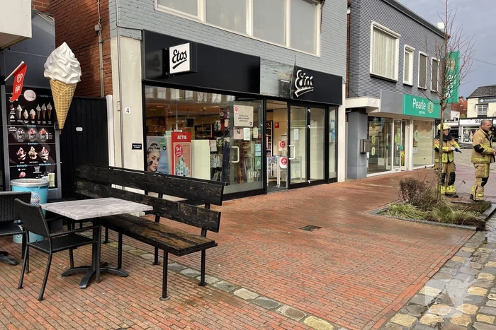 Gevelplaten van winkel laten los door harde wind