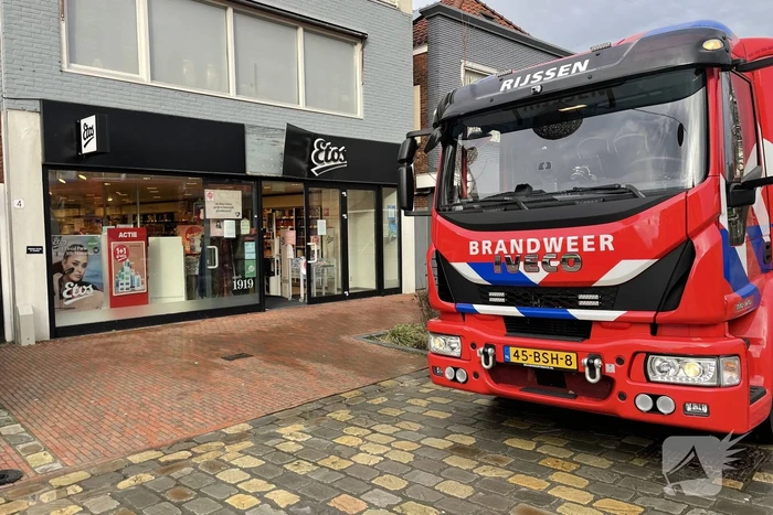 Gevelplaten van winkel laten los door harde wind