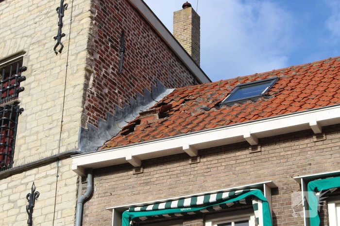 Dakpannen waaien van woning