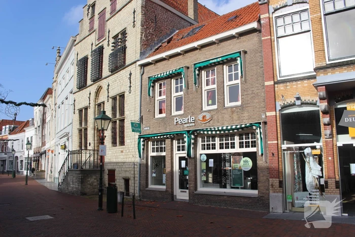 Dakpannen waaien van woning