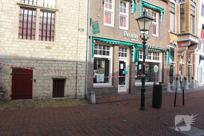 Dakpannen waaien van woning
