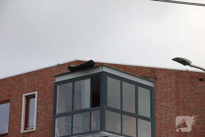 Dakbedekking losgewaaid door storm