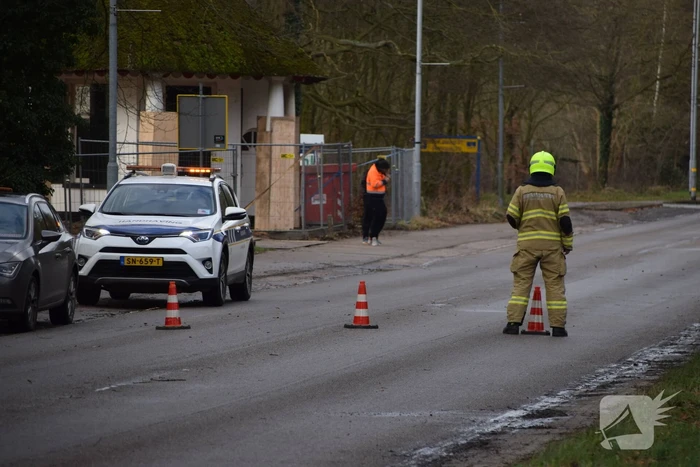 Brandweer laat boom gecontroleerd omvallen