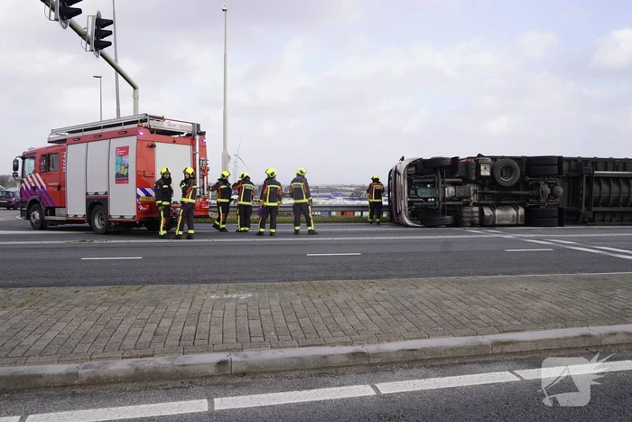 Bestelbus en vrachtwagen waaien om door storm Eunice