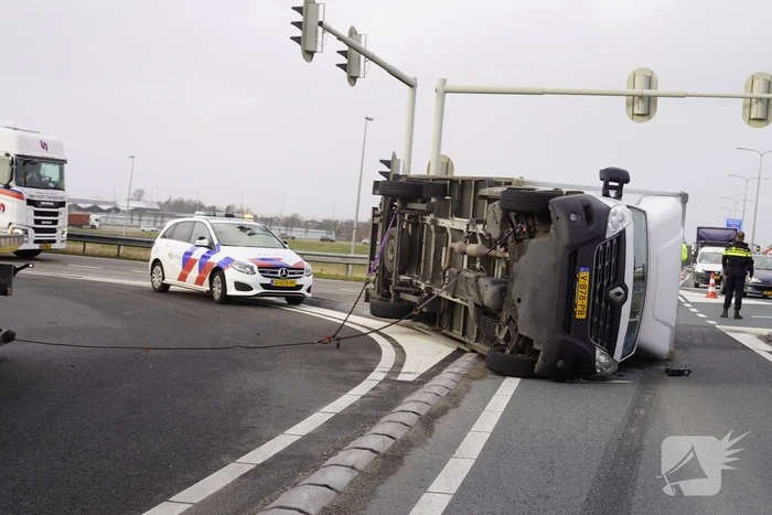 Bestelbus en vrachtwagen waaien om door storm Eunice