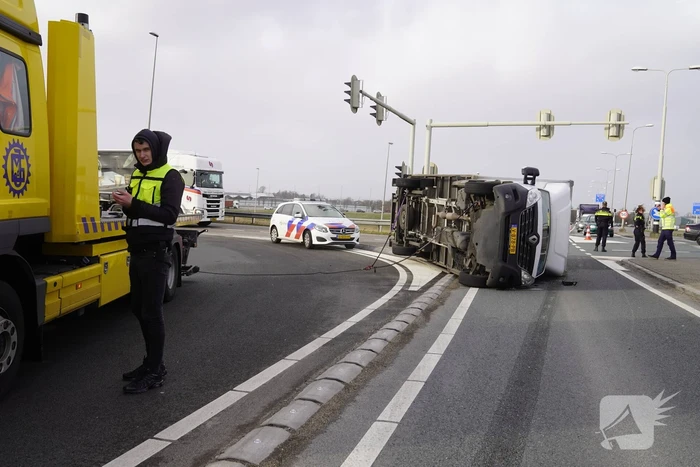 Bestelbus en vrachtwagen waaien om door storm Eunice