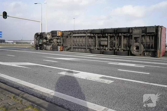Bestelbus en vrachtwagen waaien om door storm Eunice