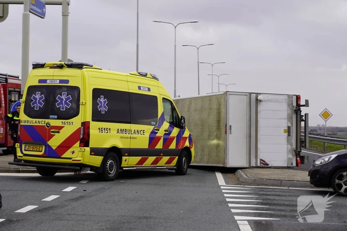 Bestelbus en vrachtwagen waaien om door storm Eunice