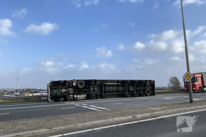 Bestelbus en vrachtwagen waaien om door storm Eunice