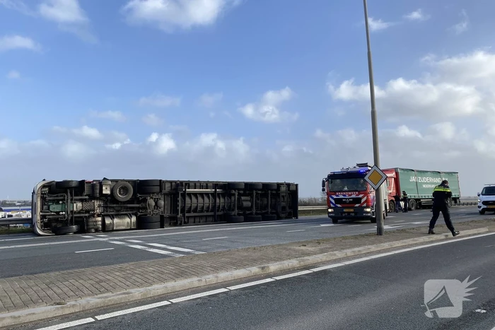 Bestelbus en vrachtwagen waaien om door storm Eunice