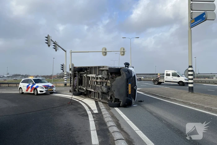 Bestelbus en vrachtwagen waaien om door storm Eunice