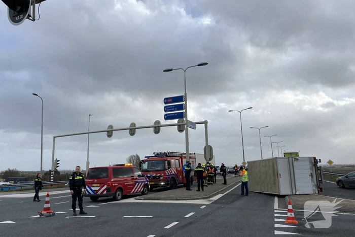 Bestelbus en vrachtwagen waaien om door storm Eunice