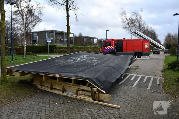 Overkapping van wellnessruimte weggewaaid