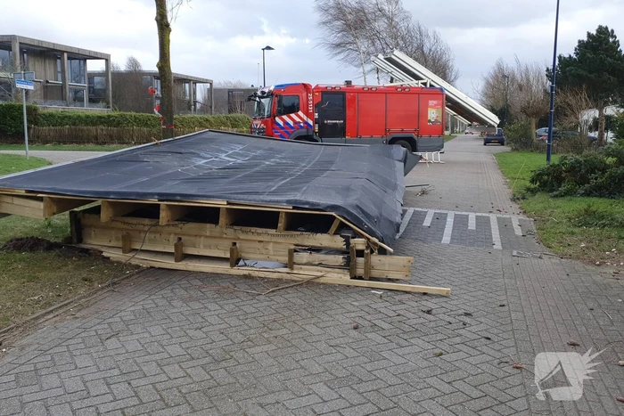 Overkapping van wellnessruimte weggewaaid