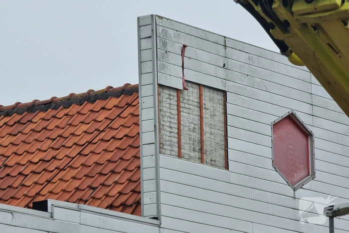 Gevelbeplating laat los van pand