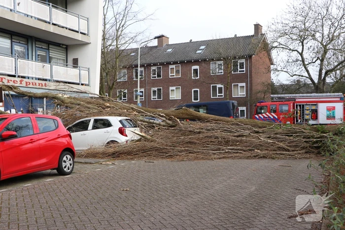 Veel schade aan flat door storm