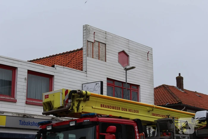 Gevelbeplating laat los van pand