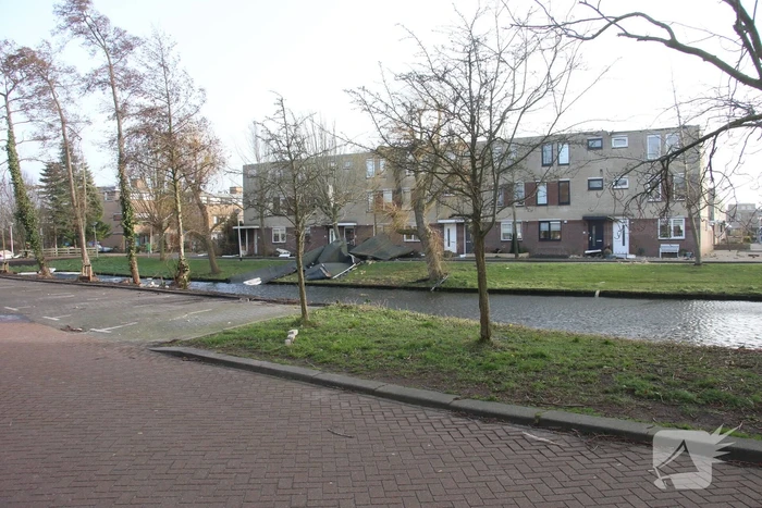Dak waait van woning